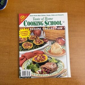 Taste‎ of Home Cooking School Recipe Collection - Green and Red Cover